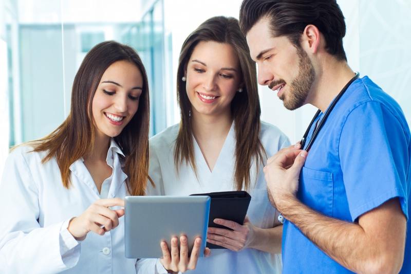 infirmerie-ST ANTONIN-min_caucasian-coat-doctor-employees-female-health-1446749-pxhere.com